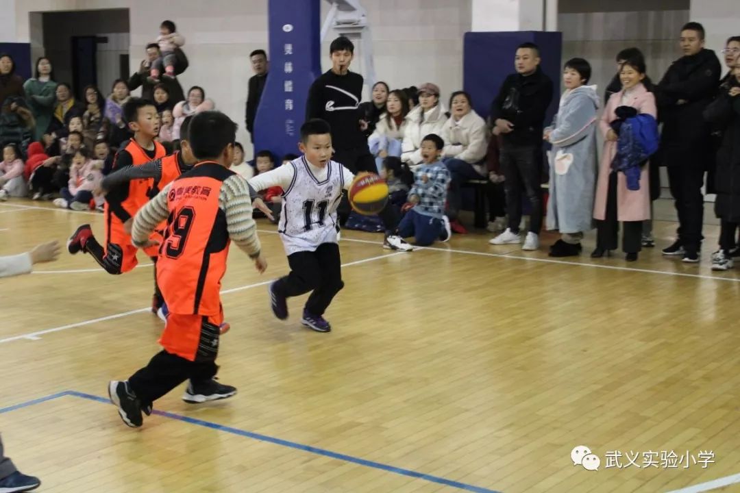 小篮球比赛用球标准_小学篮球比赛用的是小篮球规则吗_小篮球比赛规则及场地